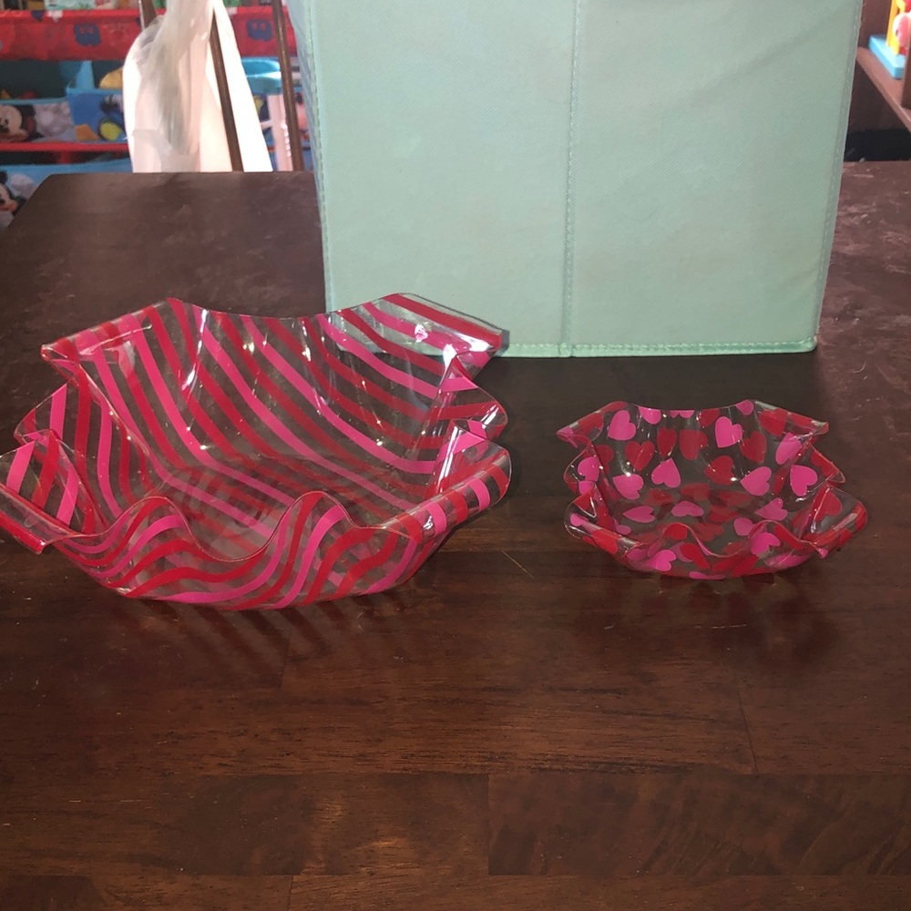 🚚 Plastic Decorative Dishes